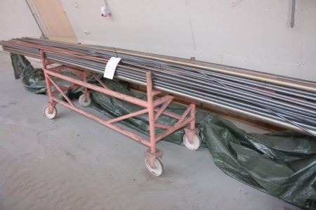 Rullevogn med diverse materialer i messingrør, kobberrør og hydraulikrør