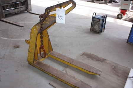 Pallet lifting yoke for crane