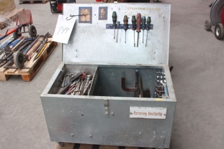 Værktøjskasse i stål + værktøj på palle