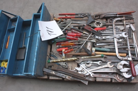 Værktøjskasse + værktøj på palle