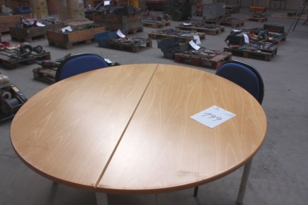 Rundt mødebord med 3 stole