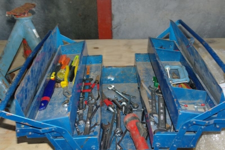 Værktøjskasse med diverse indhold