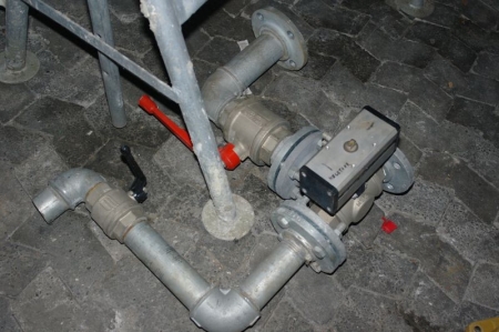 Rørsystem i Rustfast, med 2 stk manuelle Kuglehaner og 1 stk automatik Ventil