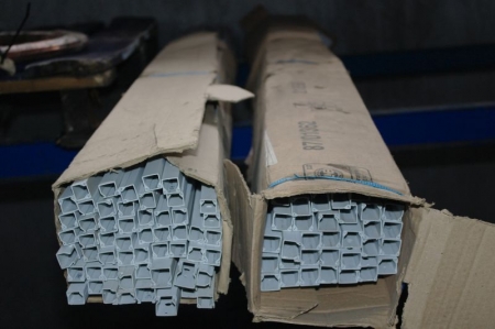Kabelskjulere i plast; 1 kasse med ca. 60 stk 14 x 15 2000 mm og 1 kasse med ca 35 stk 17 x 18 2000 mm