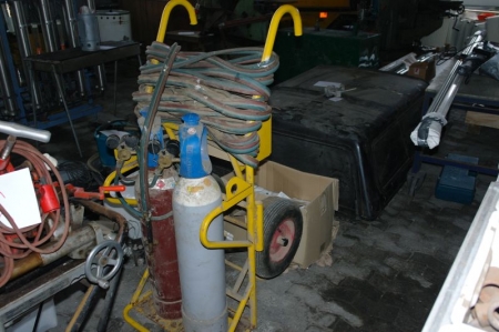 Itl and gas cart with hose and pressure gauges