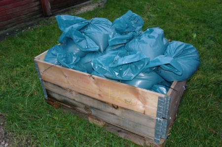 1 pallet with jointing sand bagging