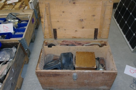 Værktøjskasse i træ, med diverse gamle Måleinstrumenter