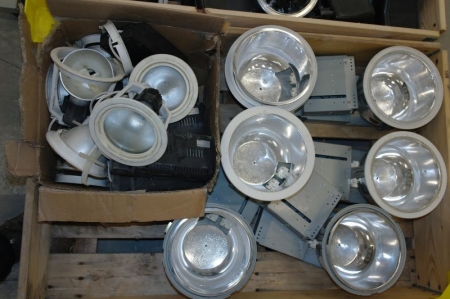 Approximately 12 pieces. Assorted Flush, Downlights