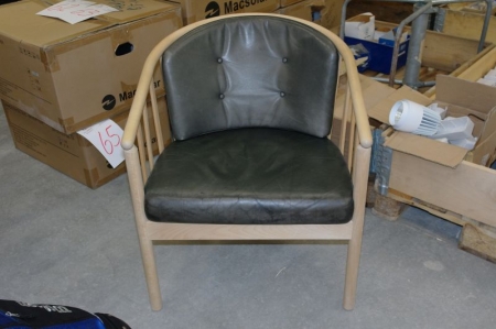 Læder stol, med stel af bøg: model Bella lux, udført af Stouby Design Team