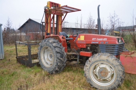 Tractor, Universal 453 DT 4WD. Year 2006. 952 hours. SN: D115000 381812 834. Tire tread about 95%. Working platform, M.T.T., type 600TT. Recent approval: 2014