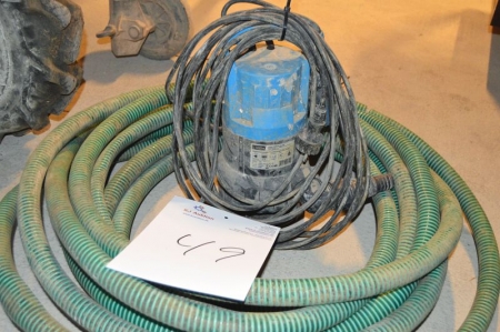 Submersible pump with hoses
