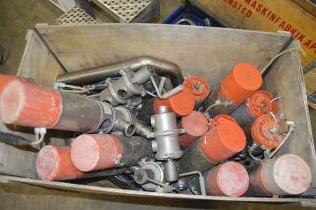 Kasse med diverse brugte pneumatiske ventiler