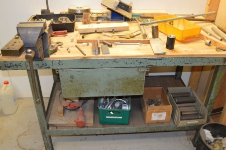 Vise bench, around 150 x 75 cm + drawer with content + lower shelf