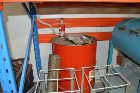 Tønde olie (180 kg) med pumpe. Anslået 3/4 fuld