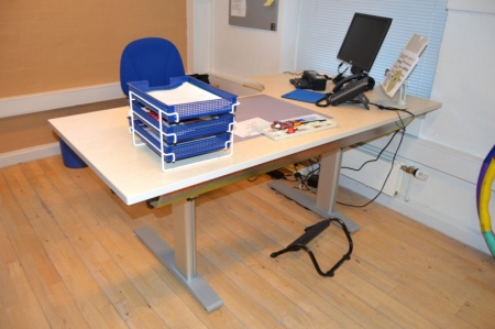 El hæve- /sænkeskrivebord + kontorstol + skuffesektion + 2 bogreoler med rullefront + reol + 2 malerier + gulvventilator med videre