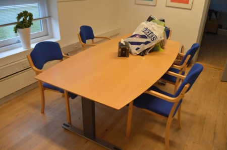 Mødebord med 5 stole med blåt betræk på sæde og ryg