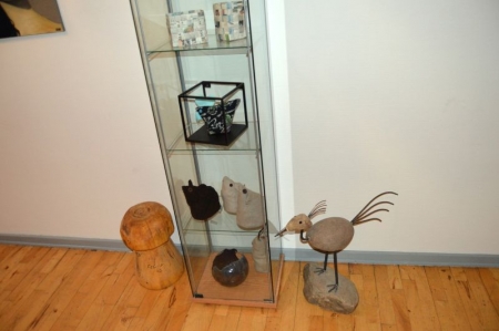 Glass case containing + 2 figures on the floor