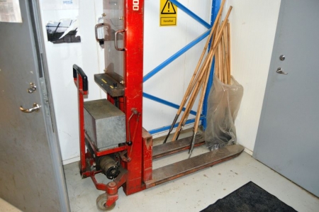 Electrical pallet truck, NH 500. NOTE: Motor defective.