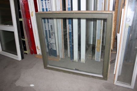 Trævindue 130,8 x 119 cm + vindue 30,5 x 209 cm (kan ikke åbnes)