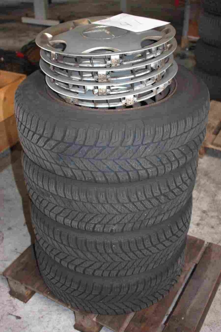 4 winter tyres on steel rims: Fulda 195/65 R15 91T + 4 . wheel covers for Mercedes, 15"