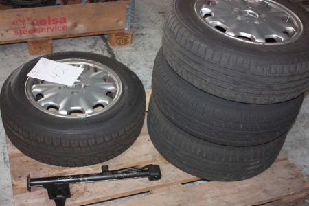 4 low profile tyres on Mercedes alu rims: 2 Hankook Ventus Prime 195/65 R15 + 2 Nokian H 195/65 R15 95 XL + hydraulic jack