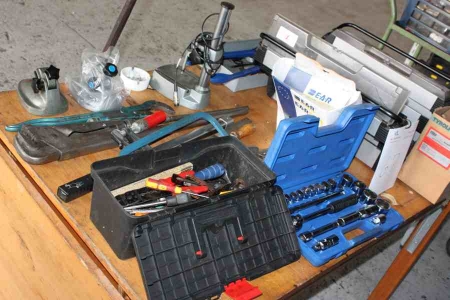 Bord med værtøjskasser med indhold og diverse værktøj