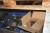 Båndstål, værktstedsstål, skrot m.v. på gulv, i reol og under pallereol