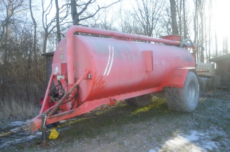 Slurry tanker, brand Uggerby, type UM15000L, year 1998. Dead weight 4500 kg, machine no. 1884. OBS .: a rear tire is very worn