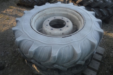 2 x tractor wheels 12.4 - 24 Nav ø 220 mm, 8 bolt hole