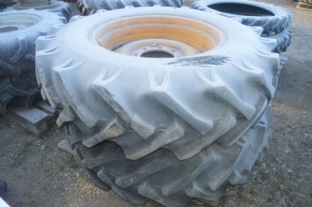 2 x traktorhjul, 16,9/14-30, nav ø 220 mm, 8 hul, ca. 80 % dækmønster. Passer til Fendt og Valmet