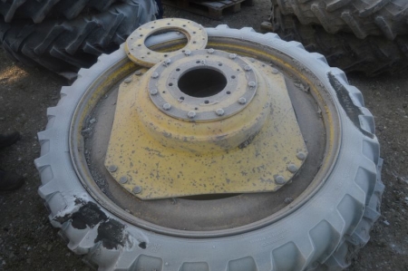 2 x sprayer wheels, 9.5 / 48, hub ø 220 mm, 8 bolt hole about 50% tread