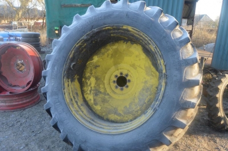 2 x traktorhjul, 18,,4/46, nav ø 150 mm, 8 bolthul, dækmønster ca. 80%. Passer til John Deere