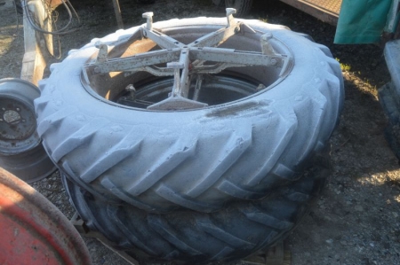 2 twin wheels 13.6 / 12 / 38th Tire tread about 25%