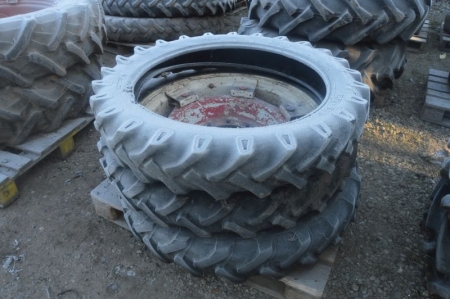 X 2 tractor wheels, from 8.3 to 32. Nav ø 220 mm, 8 bolt hole. Approximately 25% tread + 1 spare tire