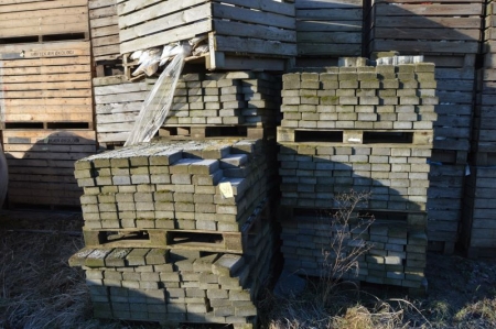 8 pallet concrete stone, about 14 x 20 x 6 cm, estimated a total of 40 to 43 m2