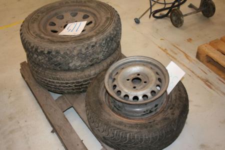 3 stk. assorterede dæk med fælg + 1 fælg uden dæk