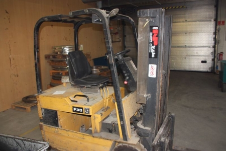 Electrical truck, Caterpillar F30. Timer 3268. Sold without battery, but with charger. Clear view mast. Hydraulic side shift