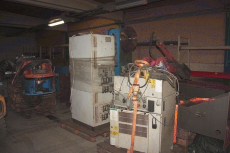 Cloos Robotic Welding System. Year 2008. Scope of supply as per order confirmation, which can be viewed as a PDF. Total purchase price in 2008: 202,530 Euros. Dismantled on pallets. Selling for leasing company which is interested in new leasing agreement