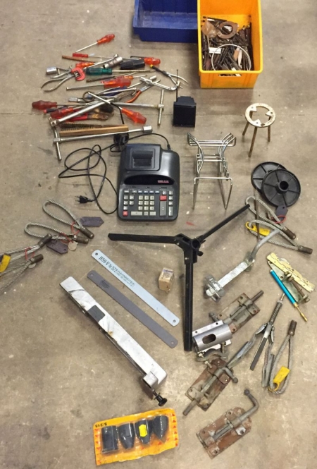 Bohren, Stativ, Sägeblätter, Werkzeuge, Prospekthalter, cylinderhoner Rechner.