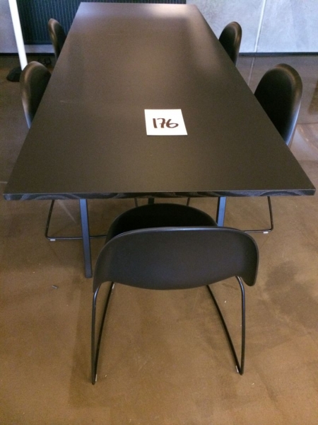 Hay Tisch, 2500 mm x 925 mm + 5-tlg. Gubi Stühle
