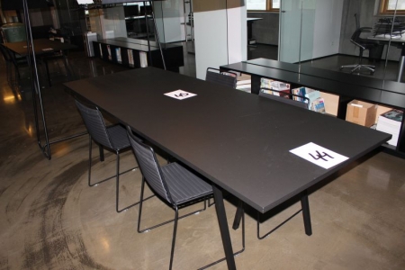 Tabelle HAY 2500 mm x 925 mm, Loop Stand Design von Leif Jørgensen mit 4 tremmestole mit Kissen, HAY