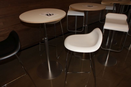 Cafebord La Palma + 2 stk. barstole Gubi, (Cafebord kan justeres manuelt)