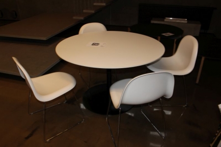 Round Table w. 4 chairs, Gubi, diameter: 120 cm