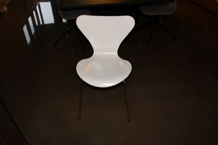 5 pieces. Fritz Hansen 7`er chairs, white