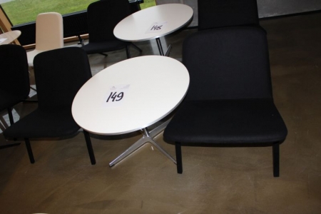 Rundt Fritz Hansen bord, Ø: 75 cm, + 2 stole m. sort stof, storm fra Hurup møbelfabrik