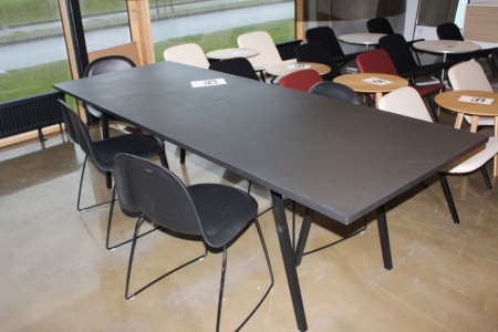 Hay Tisch, 2500 mm x 925 mm + 4 Stk. Gubi Stühle