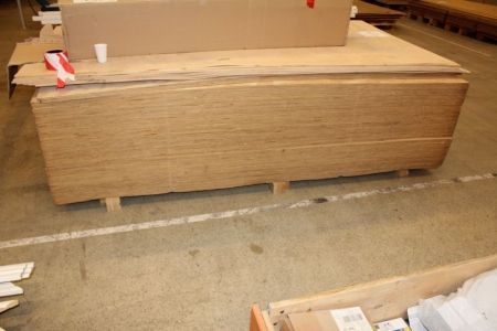 Pallet with 9 pcs. 4mm plywood + about 100 pieces. 6mm krydsfinerpalder 122x244
