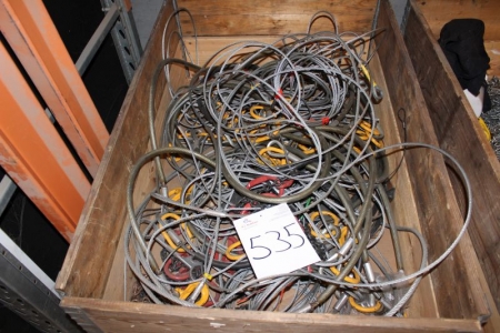Pallet with lifting wire
