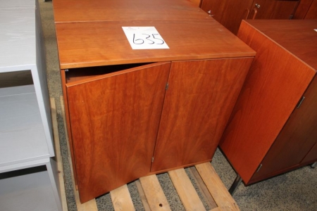 2 cabinets with pressure, W: 80cm, H: 74 cm, D: 35 cm (worn)