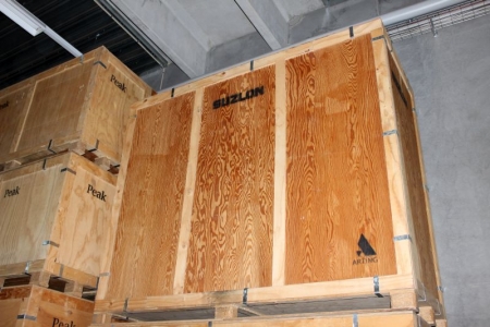 2 large crates, 260x210 cm